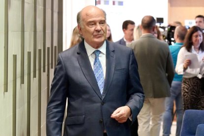 El consejero de Sanidad, Alejandro Vázquez Ramos; el consejero de Medio Ambiente, Vivienda y Ordenación del Territorio, Juan Carlos Suárez-Quiñones, y el alcalde de León, José Antonio Diez, entre otras autoridades, asisten a la toma de posesión del presidente del Colegio de Médicos de León, José Luis Díaz Villarig.