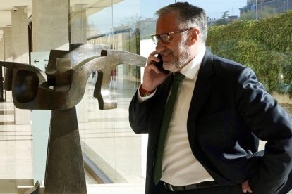 Carlos Pollán atiende una llamada telefónica en las Cortes, en una imagen de archivo.