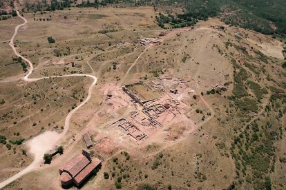 Vista general de Tiermes, donde se aprecia la integración de la ciudad antigua en el paisaje de la altiplanicie soriana