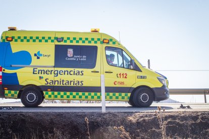 Una ambulancia atiende un accidente en una imagen de archivo.