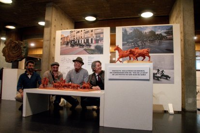 Los autores de la escultura, Pablo Bárez, César Antón y Ricardo González, junto al alcalde, con la maqueta de la obra.