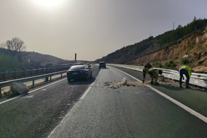 Retirada de las rocas caídas sobre la calzada en la autovía A-15 cerca de Medinaceli, Soria.