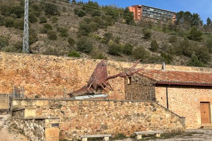 La escultura del cangrejo espera su restauración en el espacio dedicado al Enclave de Agua.