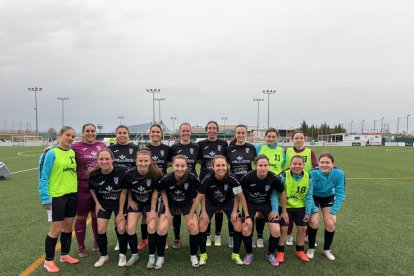 El equipo femenino del club balaguero durante un entrenamiento.