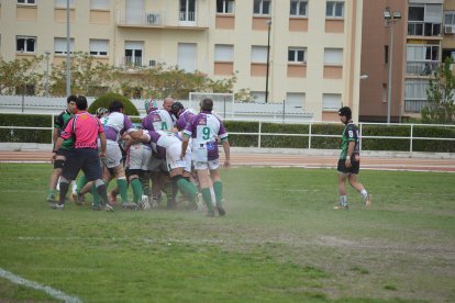 El equipo soriano en una de las melés del encuentro.