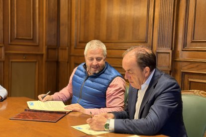 El presidente del C.V. Río Duero, Alfredo Cabrerizo, y el presidente de la institución provincial, Benito Serrano, durante la firma del convenio.