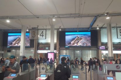 Varias pantallas gigantes muestran imágenes de la provincia en la estación de Atocha de Madrid.