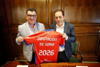 Patricio de Pedro y Benito Serrano con la camiseta del Numancia tras la firma de la renovación del convenio de colaboración.
