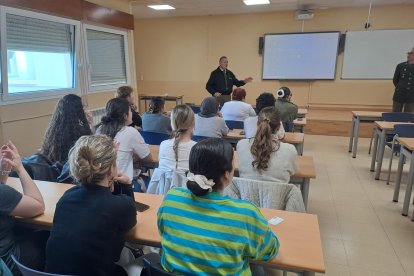 El Subdelegado de Defensa presentan a los conferenciantes en el Campus Duques de Soria.