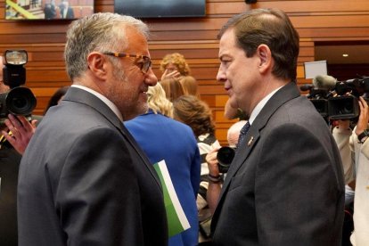 Pollán y Mañueco en la sesión constitutiva de las Cortes de Castilla y León celebrada este martes