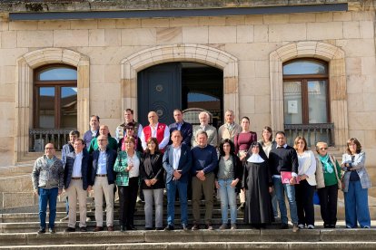 Foto de familia con los representantes del tercer sector.