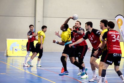 Vinicius en una acción de ataque del BM Soria ante Burgos.