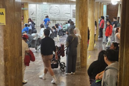 Colas este lunes en el Patio de Columnas para el proceso de regularización.
