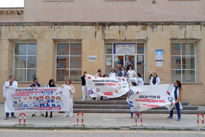 CCOO recoge más de un centenar de firmas para el cumplimiento del decreto para cobrar los sábados.