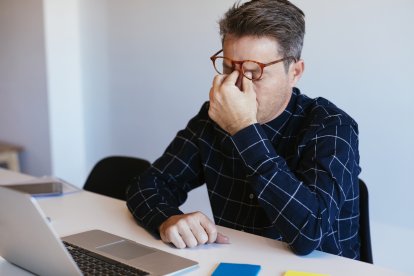 Un autónomo se frota los ojos frente al ordenador