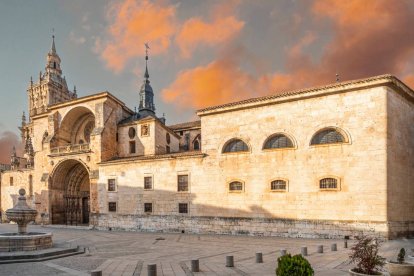 La catedral de El Burgo de Osma destaca por su silueta monumental y su integración en el casco histórico