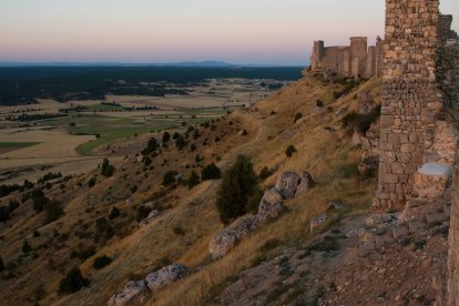 El Castillo de Gormaz se asoma al valle del Duero mientras el atardecer tiñe de tonos cálidos la meseta soriana