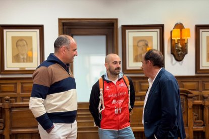 Un momento de la firma del convenio entre el Triatlón Soriano y Diputación.