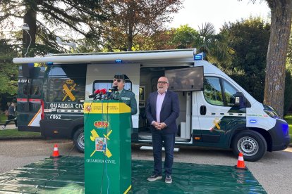 El subdelegado del Gobierno en Soria, Miguel Latorre, y el teniente coronel jefe de la Comandancia de la Guardia Civil, Sergio Peñarroya, presentan la Oficina Móvil de Atención a la ciudadanía en Soria.