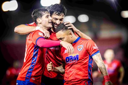 Héctor Peña, Jony y Juancho celebran uno de los goles del Numancia en la presente temporada