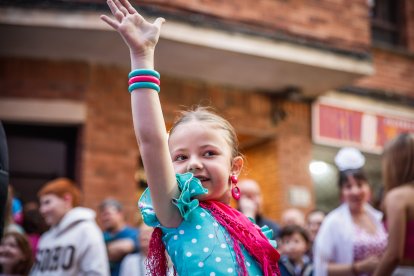 Los volantes y las sevillanas inundan de alegría el Calaverón en unacto marcado por un gran ambiente festivo.