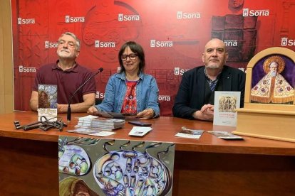 De izda a dcha, Ángel Lorenzo, Gloria Gonzalo y César Millán presenta 'La Saturiada'.