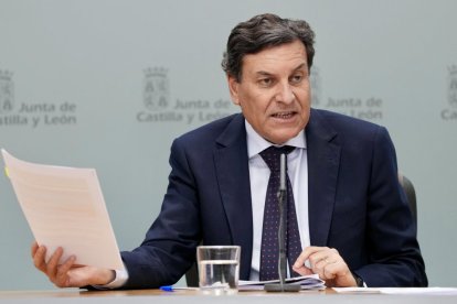 El consejero de Economía y Hacienda y portavoz en funciones, Carlos Fernández Carriedo, comparece en rueda de prensa posterior al Consejo de Gobierno.