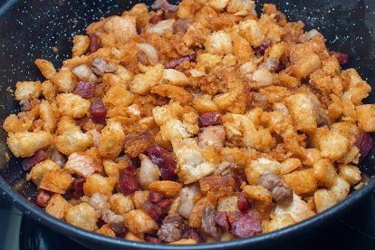 Las migas sorianas muestran su versión más clásica, con pan crujiente, embutidos y ese equilibrio de texturas que define la cocina pastoril