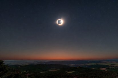 Recreción de un eclipse solar en un monte soriano en una imagen generada por IA.