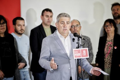 Javier Antón, arropado por su futuro equipo de Gobierno, en la presentación a los medios de comunicación.