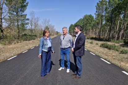 María José Jiménez, Andrés Muñoz y Fernando del Barrio, en la nueva carretera.