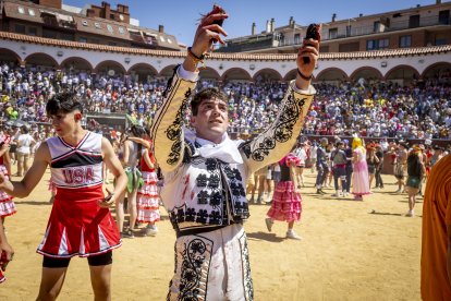El novillero soriano David Espejón triunfó el Viernes de Toros de 2025 en la Feria de San Juan.