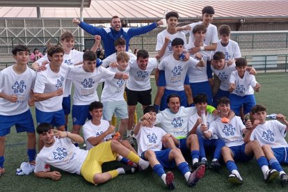 Los cadetes calasancios celebran el ascenso de categoría.