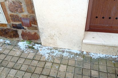 Granizo en la tarde de este domingo en una acera de Almarza.