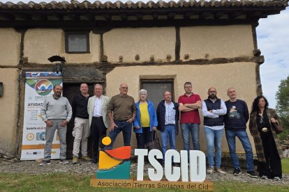 Beneficiarios de las subvenciones de la Asociación Tierras Sorianas del Cid tras la firma de los contratos en Valdemaluque.
