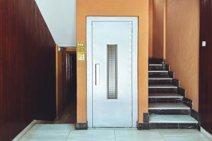 Un ascensor antiguo en un bloque de vecinos