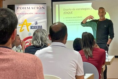 El entrenador del Numancia, Ángel Rodríguez, durante la charla del formación a los técnicos sorianos.