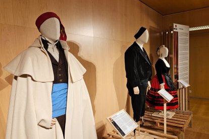 Dos muestras de vestuario que se guarda en el Museo del Traje.
