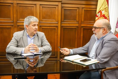 El alcalde de Soria, Javier Antón, durante su encuentro con el subdelegado Miguel Latorre.