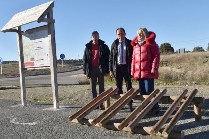 Responsables de la Diputación de Soria y de la Junta de Castilla y León en una de las áreas acondicionadas