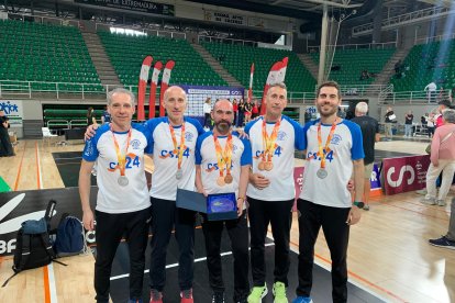 Los medallistas del CB Soria en el Campeonato de España Sénior celebrado en Cáceres.