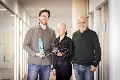 Job Rosier, Cristina Gómez y Pablo Alejandro, investigadores del proyecto de la procesionaria.  MARIO TEJEDOR