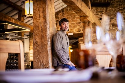 Óscar García posa en su nuevo restaurante, Baluarte Quintanarejo, en su regreso a las tierras de Vinuesa.