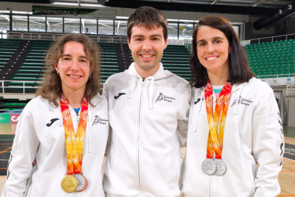 Esther Pereira con las dos medallas de subcampeona de España logradas en Cáceres.