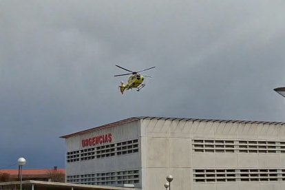 El helicóptero del Sacyl aterrizando en el Santa Bárbara.
