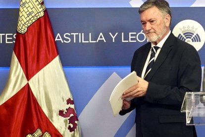 El presidente de las Cortes de Castilla y León, Francisco Vázquez, comparece tras la la ronda de consultas