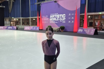 La soriana Clara Álvaro junto a la pista del icónico Olympia-Eissport-Zentrum de Garmish en la que se celebra hasta el próximo día 17 la Copa del Mundo.
