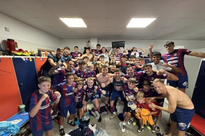 La plantilla del Poblense celebra un triunfo de esta temporada.