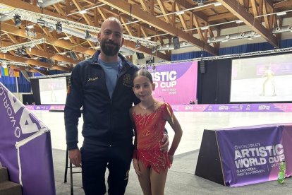 Clara Álvaro junto a su entrenador Daniel Giner en Alemania.