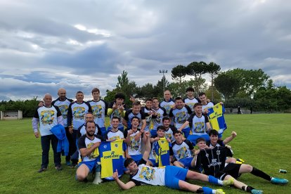 La plantilla del C.D. Valeránica celebra el título logrado en Quintana.